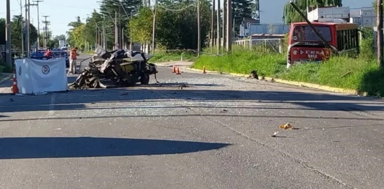 El coche se cambió de carril en un tramo con doble línea amarilla; el hecho ocurrió en una arteria en la que los vehículos suelen circular en alta velocidad, explicaron los vecinos de la zona.