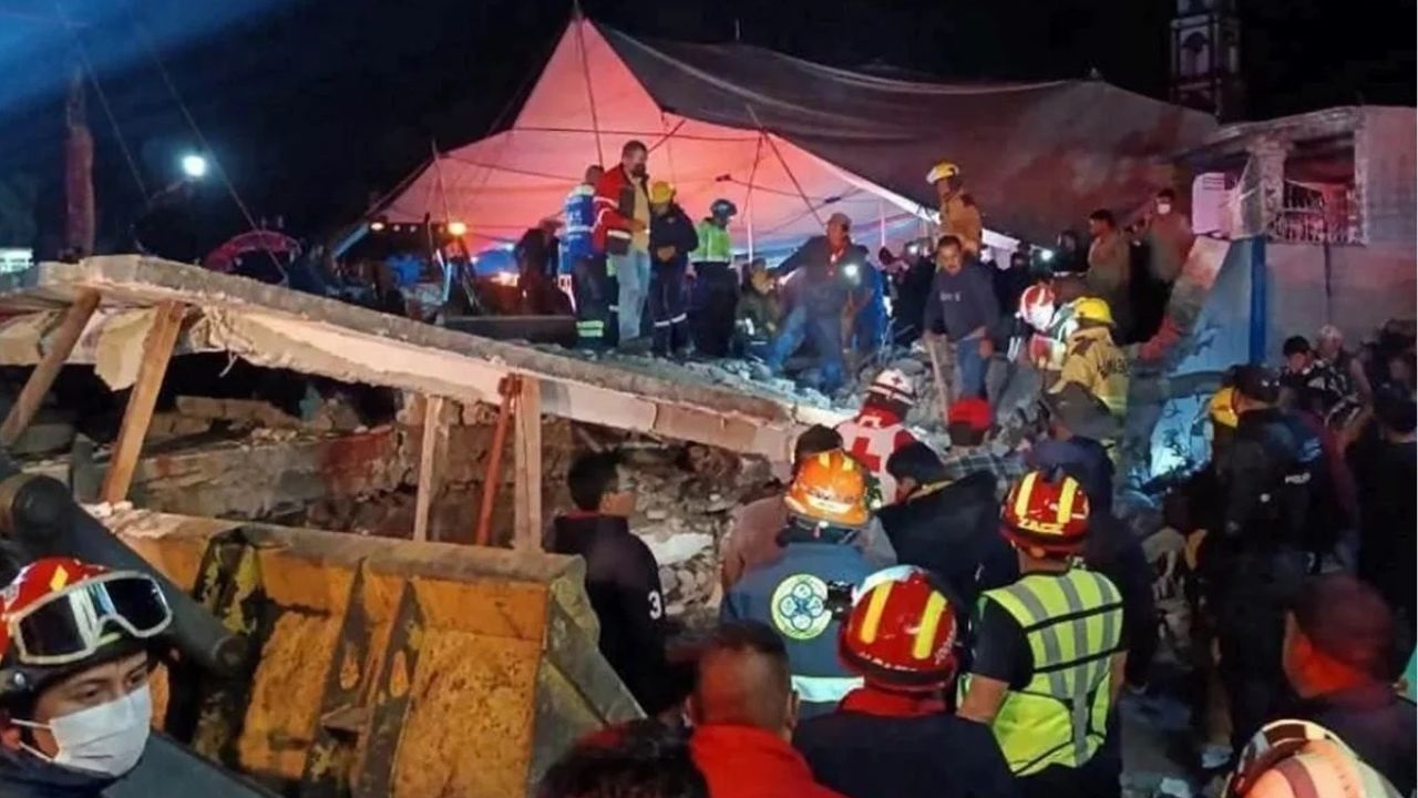Una explosión vinculada al almacenamiento de material pirotécnico dejó nueve personas fallecidas y otras 24 heridas durante una celebración religiosa en la comunidad de Santa María Canchesdá, en el municipio de Temascalcingo, Estado de México.