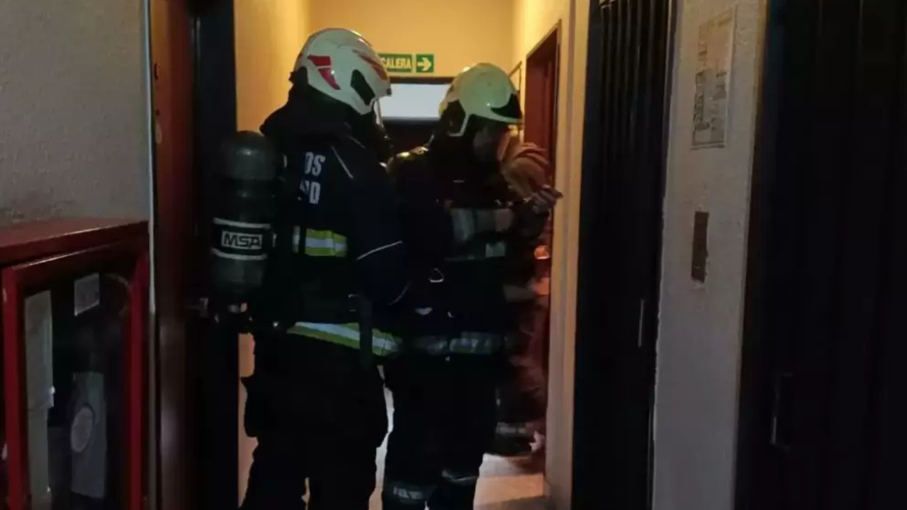 El incidente ocurrió en un edificio de 18 pisos donde residen más de cien personas.