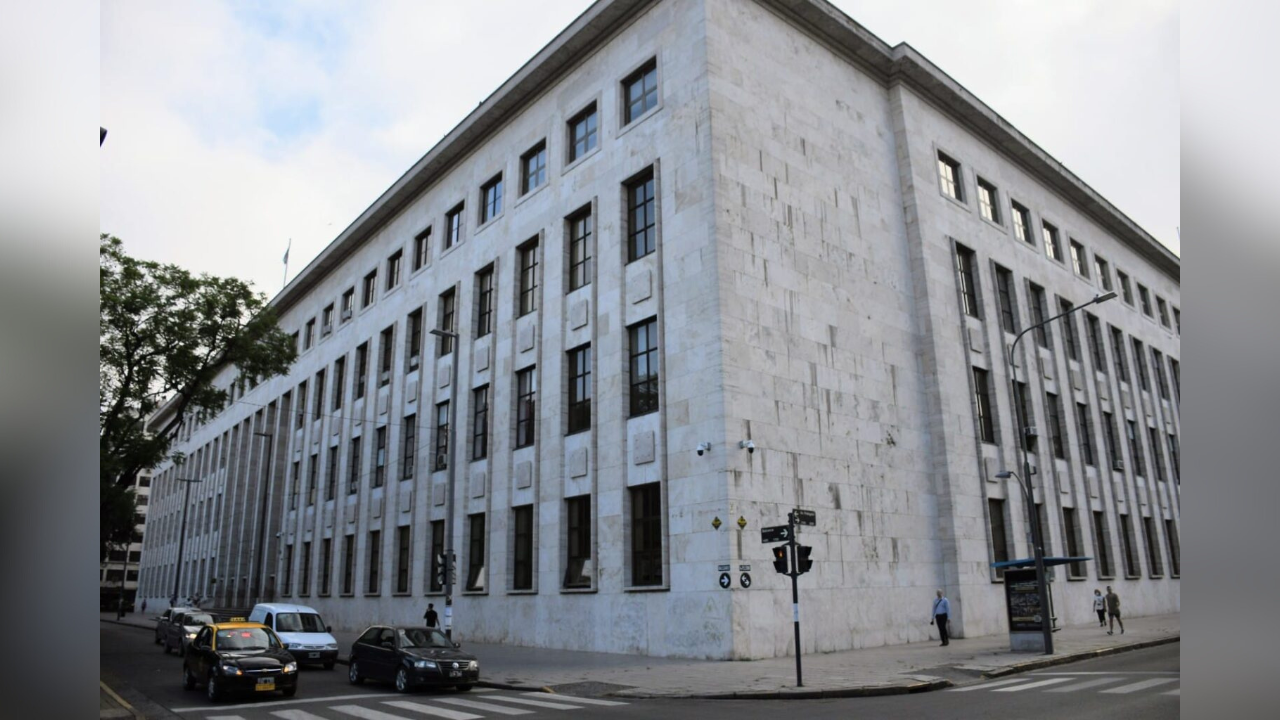 El joven de 32 años, con el patrocinio de la abogada María Marta Gilardone, inició una demanda contra Rosario Sistemas de Salud S.A. y 2 médicos pretendiendo indemnización de los daños y perjuicios sufridos por mala praxis.