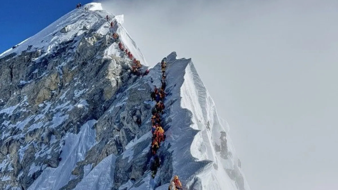 Una investigación en Nepal destapó una maniobra millonaria con más de 300 evacuaciones simuladas. Hay guías, pilotos y médicos imputados por estafar a aseguradoras internacionales.