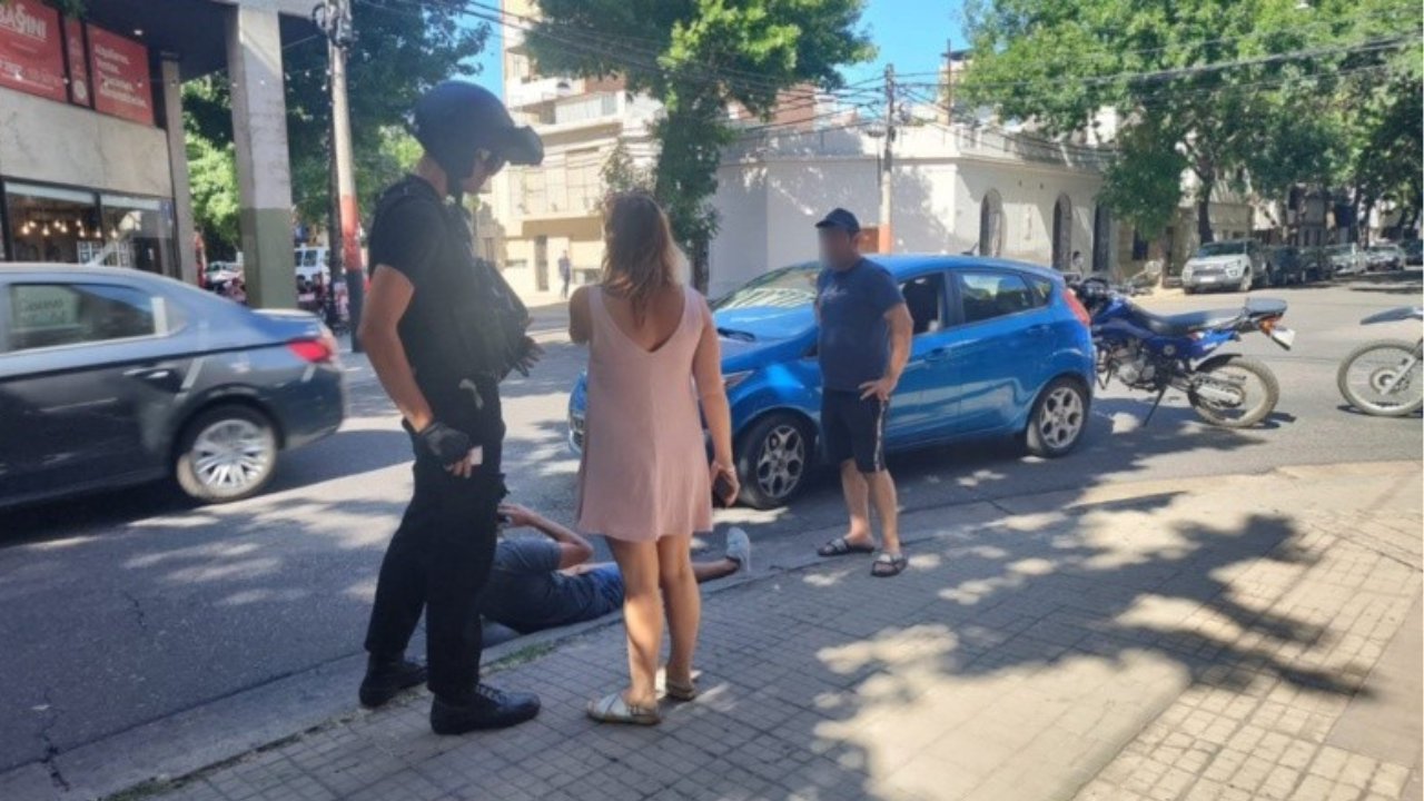 Algunos peatones que dijeron haber observado la situación le recriminaron a la supuesta víctima por haber llevado a cabo una “actuación”.