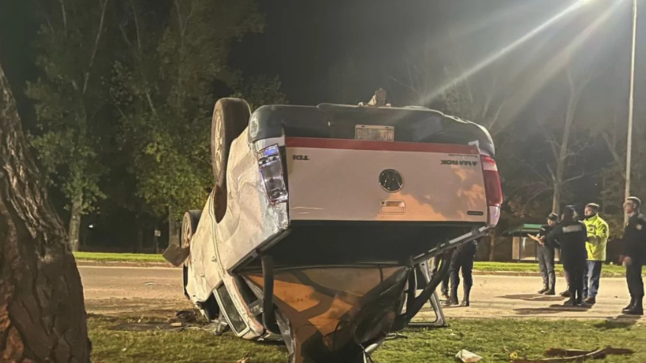 Dos vehículos corrían una picada en la avenida Perón y una camioneta terminó volcada. El siniestro vial ocurrió esta madrugada en la localidad de Toay.