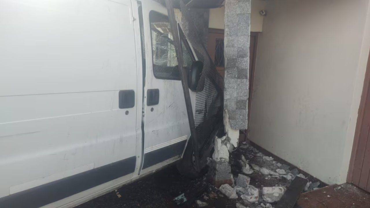 Anoche trabajaban varias dotaciones de bomberos para controlar las llamas. Se investigan las causas. No hubo víctimas ni heridos.