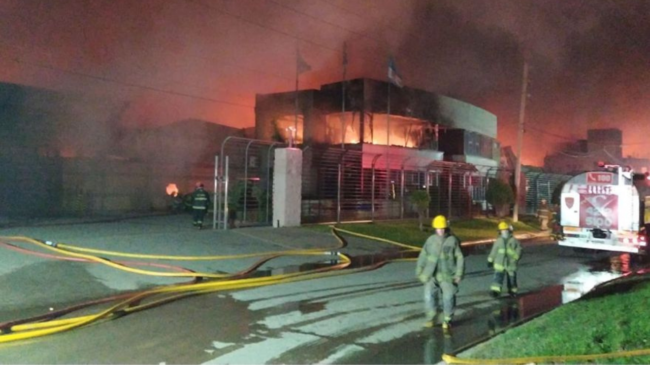 Varias dotaciones de Bomberos Voluntarios trabajaron en el lugar para extinguir las llamas...