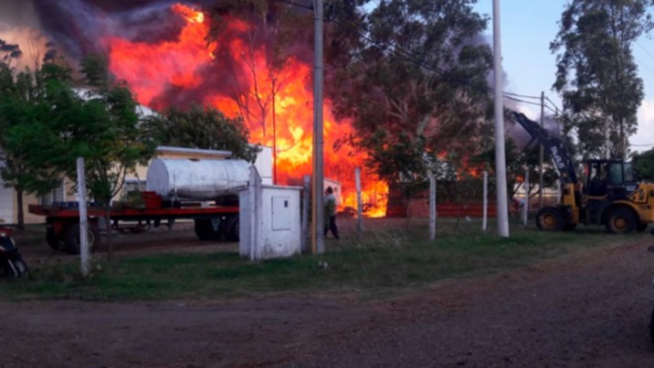En pocos minutos el fuego tomó gran parte de las oficinas y otras dependencias. Bomberos Voluntarios trabajaron para apagar el incendio. Se confirmó que las pérdidas fueron totales...