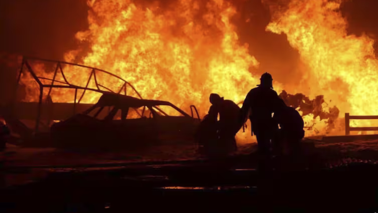 Los bomberos trabajan para extinguir un incendio en una gasolinera en una carretera cerca de Makhachkala, la capital de Daguestán, Rusia, el lunes 14 de agosto de 2023.