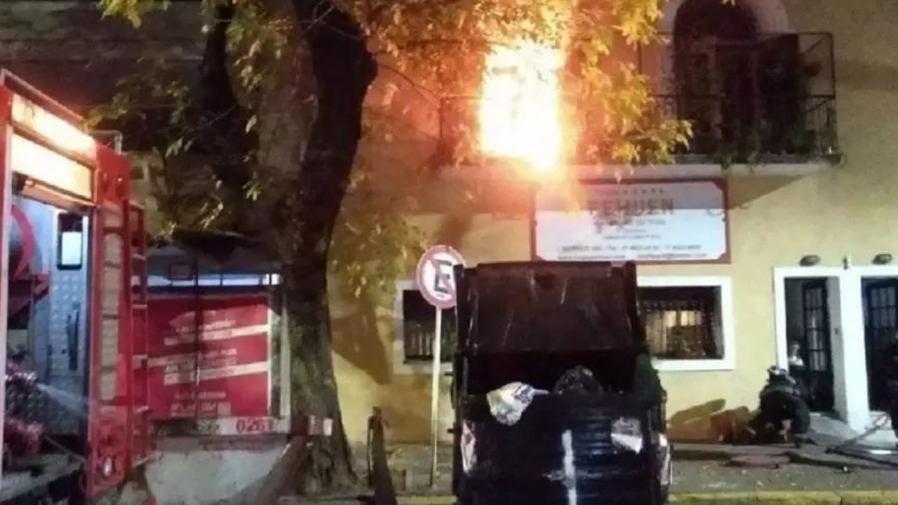 El siniestro se habría iniciado por una falla eléctrica. Se evacuó a 31 personas...