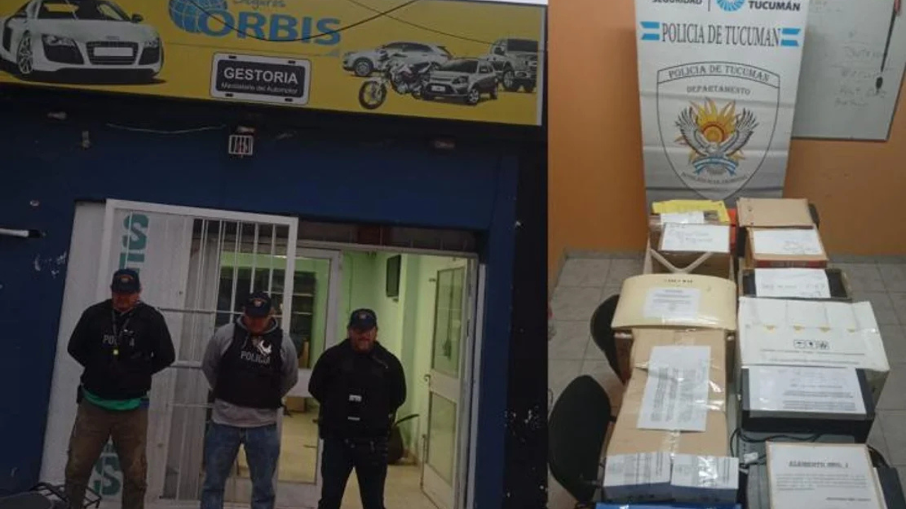 La Sección de Delitos Especiales y Generales investiga el caso de una red dedicada a la venta de pólizas apócrifas. Tras los allanamientos, se concretaron importantes secuestros.