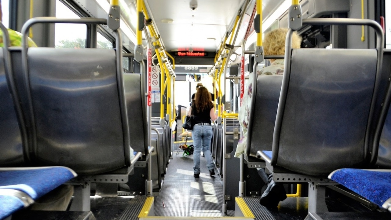 Una mujer embarazada sufrió un golpe en el abdomen mientras viajaba en un colectivo de línea por una maniobra brusca. Si bien la empresa intentó negar el hecho, ahora deberá indemnizarla por daño moral.