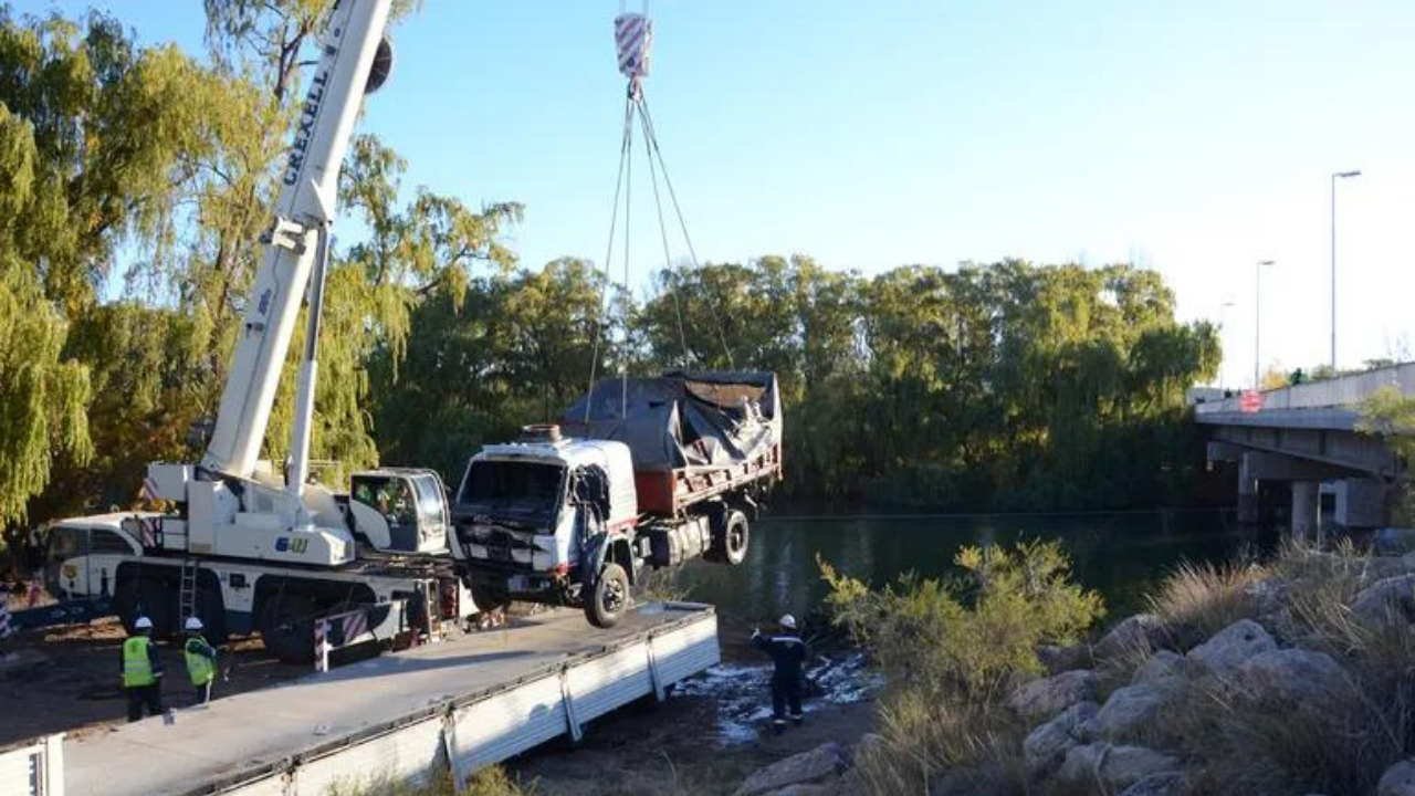 Las tareas habían comenzado alrededor de las 9 de la mañana. Poco después de las 16:30 se rescató la cabina. A las 18:20 el tránsito se normalizó en el tercer puente. La crónica de un día entre buzos, curiosos y una gran grúa...