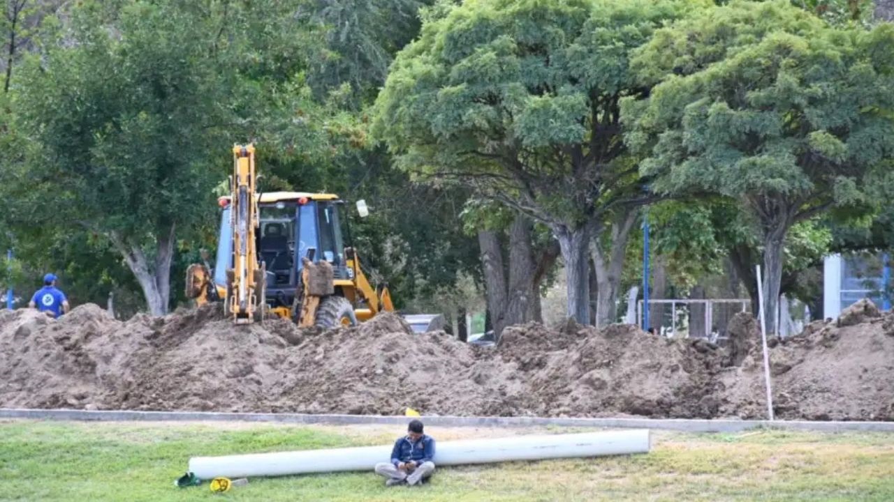 El incidente se produjo este mediodía a la altura del cruce con Mendoza. Trabajaban dentro de una zanja y una de las paredes de tierra se derrumbó.