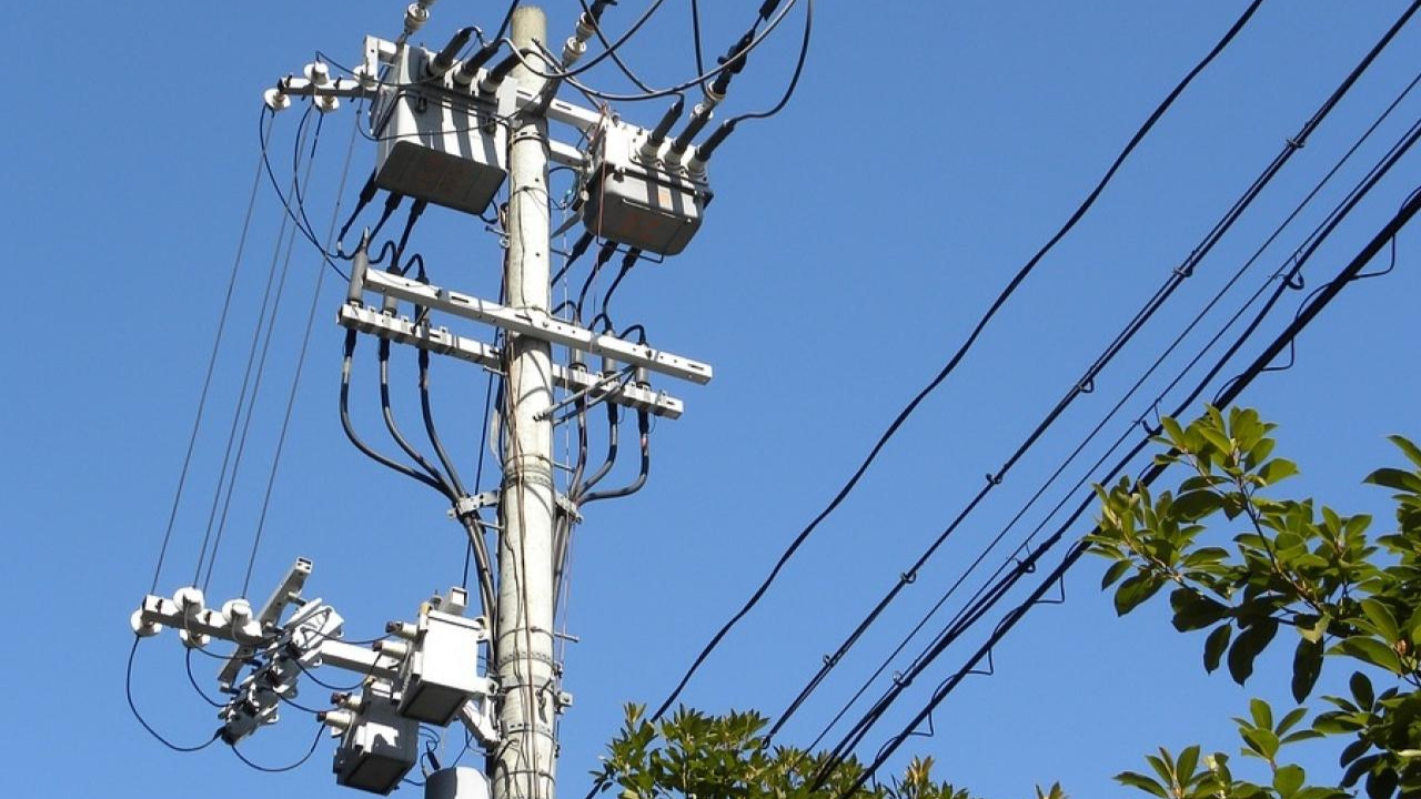 Una mujer cayó de las escaleras ante un corte de suministro eléctrico y demandó a la distribuidora de energía por los daños y perjuicios padecidos: La Justicia avaló su reclamo e incluso le reconoció los gastos de transporte y hotel mientras duró el corte también fueron admitidos.