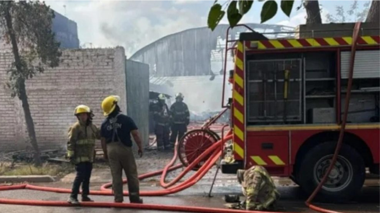 El fuego consumió una carpintería y afectó varias casas. Bomberos trabajaron intensamente para contener las llamas.