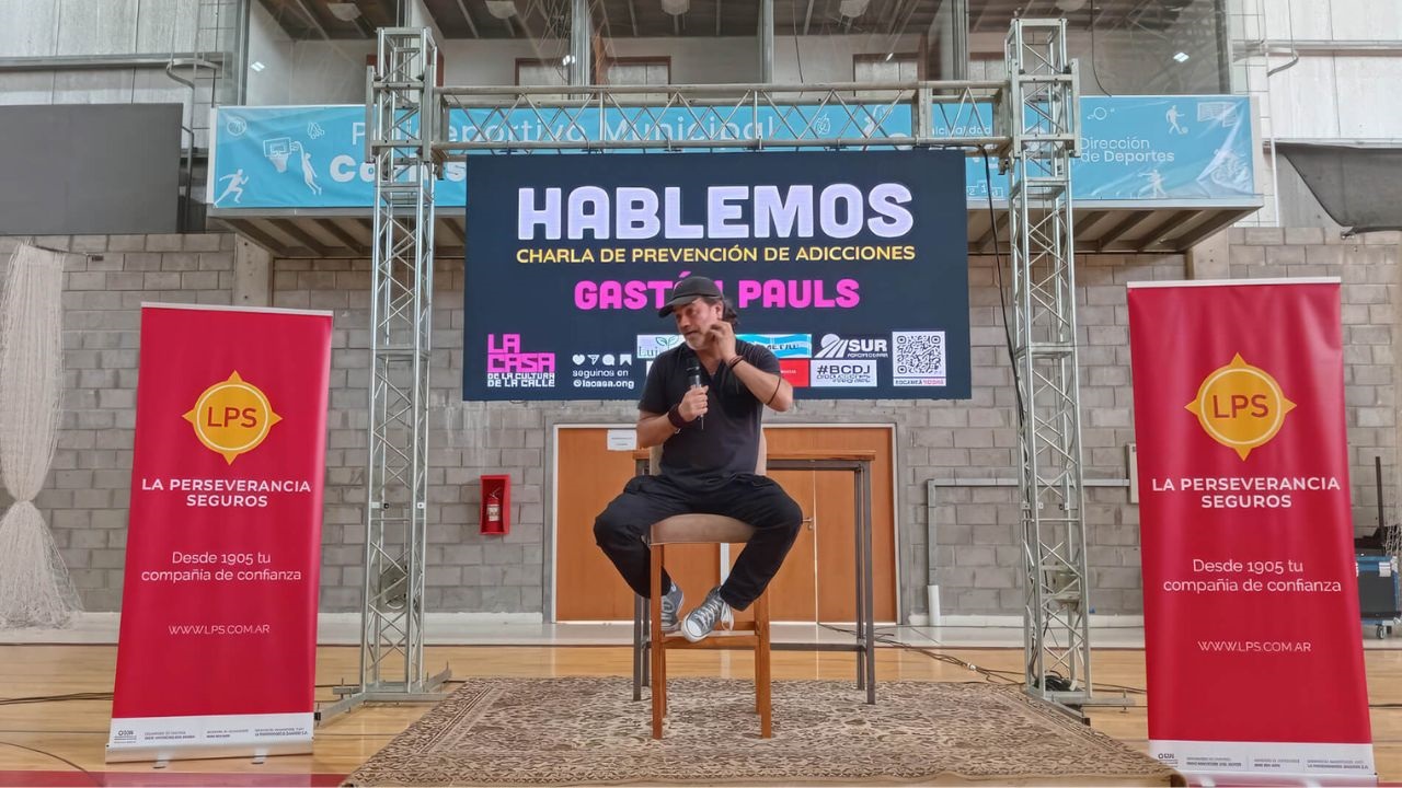 En el Polideportivo Municipal de Tres Arroyos, Pauls brindó una charla abierta que puso el foco en el inicio temprano del consumo y la necesidad urgente de contención.