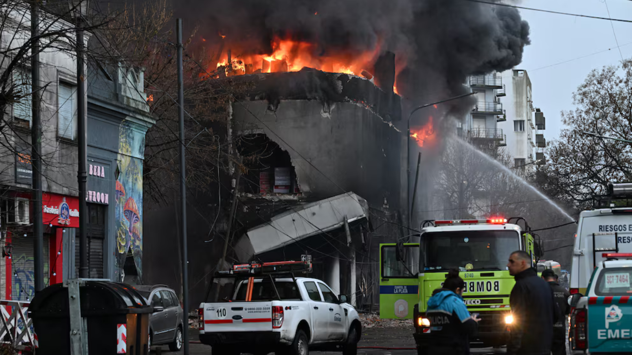 El fiscal Juan Cruz Condomí Alcorta avanza con la investigación mientras los bomberos luchan para acceder a los tanques de nafta en desuso bajo la estructura y detectar si hay personas atrapadas. El fuego ya fue extinguido. Qué dice el informe oficial.