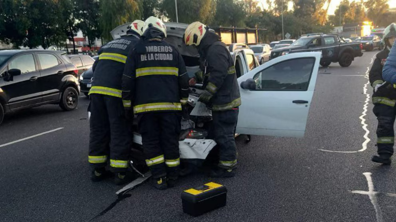 El vehículo intentó bajar a la altura de avenida Boedo y colisionó contra el muro divisorio que amortiguó el impacto. Los lesionados fueron derivados a los hospitales Durand, Argerich, Ramos Mejía, Santojanni y Penna, sin riesgo de vida.