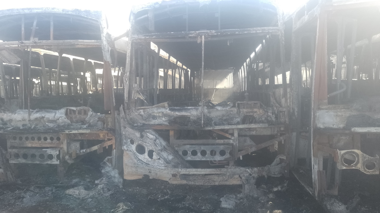 El sereno habría divisado a dos menores que jugaban al costado de una de las unidades y luego, se desató el incendio.