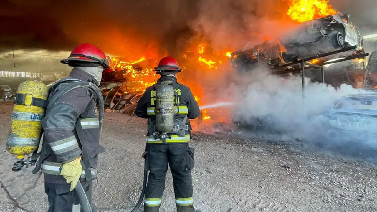 Los vecinos alertados por el hecho se comunicaron con el cuerpo de Bomberos Voluntarios de Almirante Brown, que acudieron rápidamente al lugar a los efectos de mitigar el impacto de las llamas.