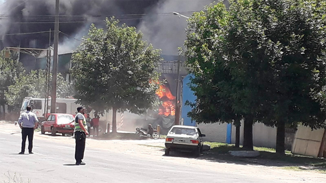 Tras más de seis horas de trabajo de bomberos de una decena de ciudades, se logró controlar el fuego en la planta frigorífica de Gualeguay, confirmó Elonce. “Logramos levantar el alerta y la evacuación”, dijeron desde la policía.