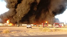 El último martes por la tarde el humo negro impregnó el aire de la ciudad de Neuquén. El incendio que se desató en la empresa Tiser, que produce lubricantes, en el Parque Industrial de Neuquén, sobre la Autovía Norte, no dejó heridos pero si ocasionó pérdidas totales. Personal del Sien tuvo que atender al dueño de la firma por una crisis de nervios.