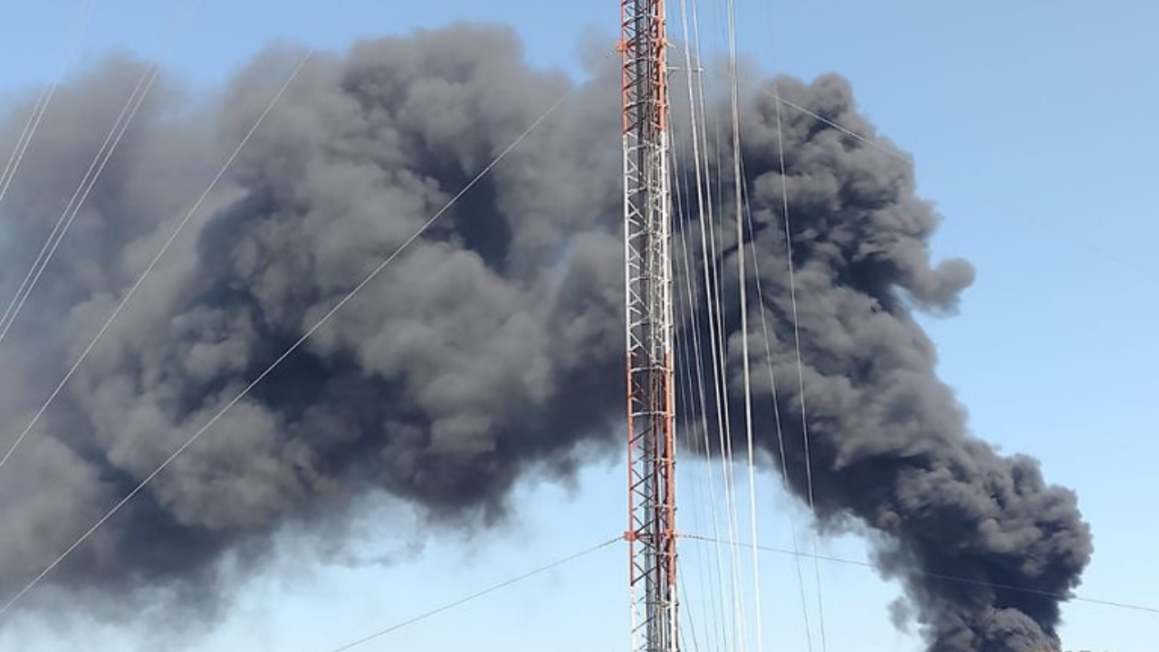 El fuego comienzó cuando se operaba un camión cisterna dentro de la planta. Diez dotaciones de bomberos lograron controlarlo.