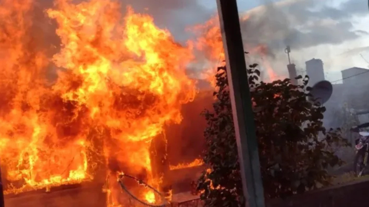 Según los Bomberos de Esquel, el voraz incendio se inició por el termotanque de un patio vecino. La mujer logró ponerse a salvo, pero sufrió importantes pérdidas.