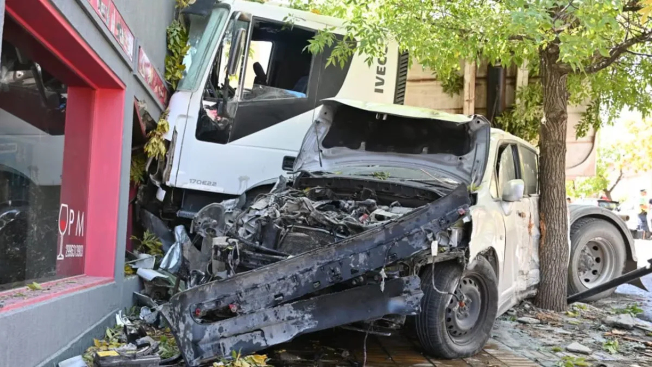 El conductor sufrió heridas leves y fue dado de alta. No hubo víctimas fatales, pero los daños materiales fueron considerables.