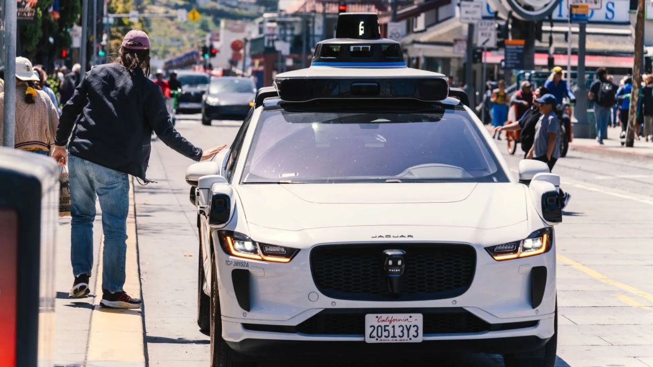 Aioi Nissay Dowa e Itochu preparan un producto específico para flotas sin conductor, un mercado que hoy nadie cubre. El arranque de ventas apunta al año fiscal 2027 en Estados Unidos, mercado donde Waymo ya ha desplegado robotaxis en 15 ciudades.