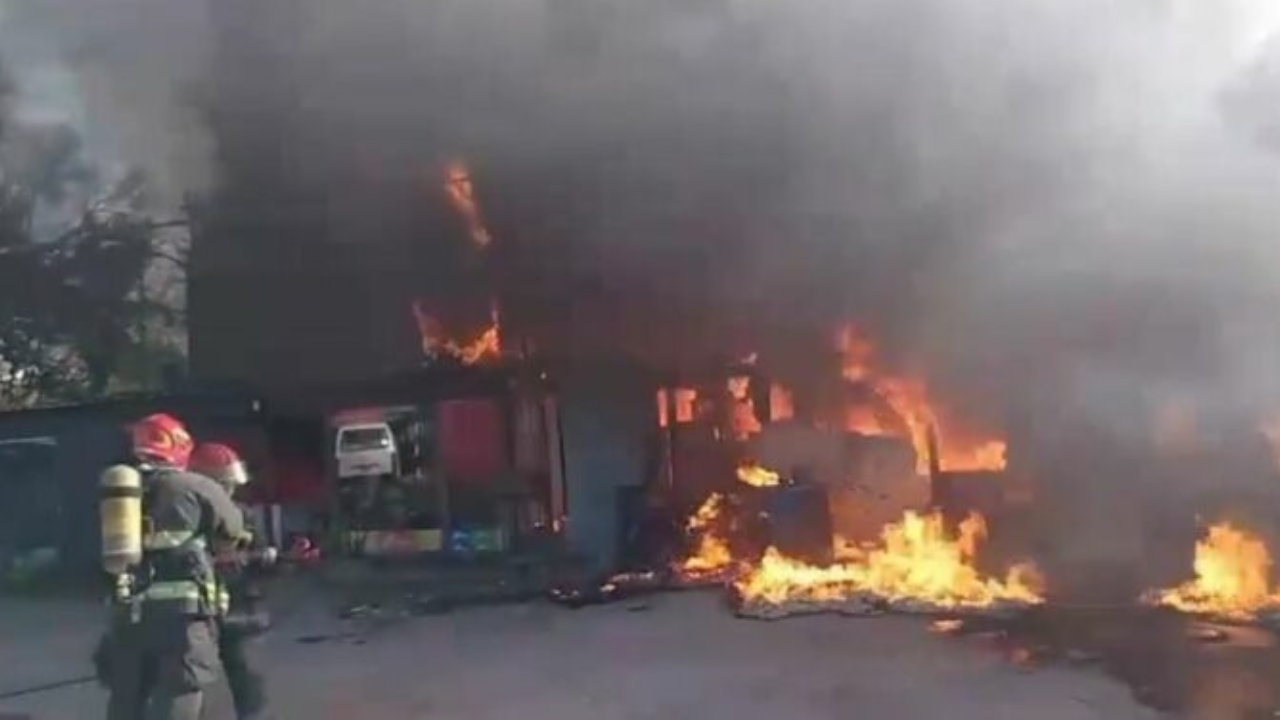 El daño en la infraestructura fue total, y las autoridades de bomberos debieron solicitar ayuda de otras dotaciones debido a la magnitud del siniestro.