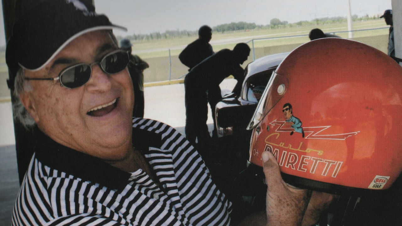 Este lunes 26/09/2022 nos enteramos del fallecimiento de Carlos Pairetti, un notable automovilista argentino y un personaje muy querido en el ambiente, quien además de haber incursionado en la actuación cinematográfica fue productor asesor de seguros. Por eso quisimos recordarlo con esta nota que le hicimos en mayo del 2011, pocos días después de la presentación del libro "El Trueno Naranja Ruge Nuevamente" (del cual nos regaló un ejemplar especialmente dedicado a cada uno de los conductores).