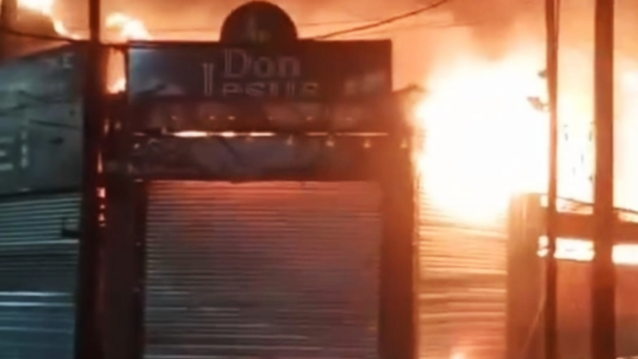 La tradicional parrilla ubicada en la esquina de Av. Mitre y Deheza, con más de dos décadas de historia en el barrio, fue consumida por un incendio que provocó pérdidas totales. La comunidad respondió con una inmediata muestra de solidaridad.