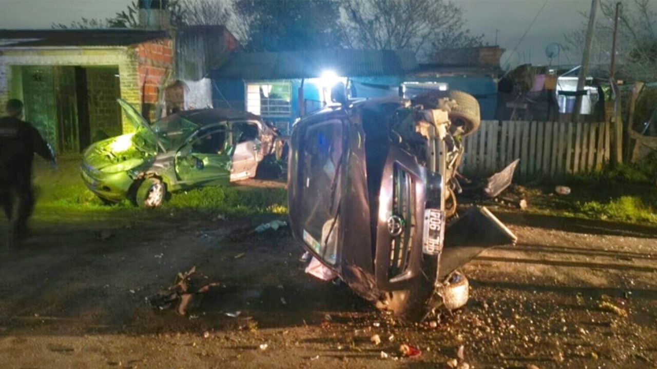 Un aparatoso accidente vial tuvo lugar en la noche de este domingo pasadas las 20, en Villa Elvira, La Plata. El protagonista fue un adolescente que le robó el auto al padre junto a sus amigos, chocó contra una casa y se dio a la fuga dejando el vehículo accidentado en plena calle. Su padre se presentó más tarde en el lugar y fue agredido por algunos de los presentes.