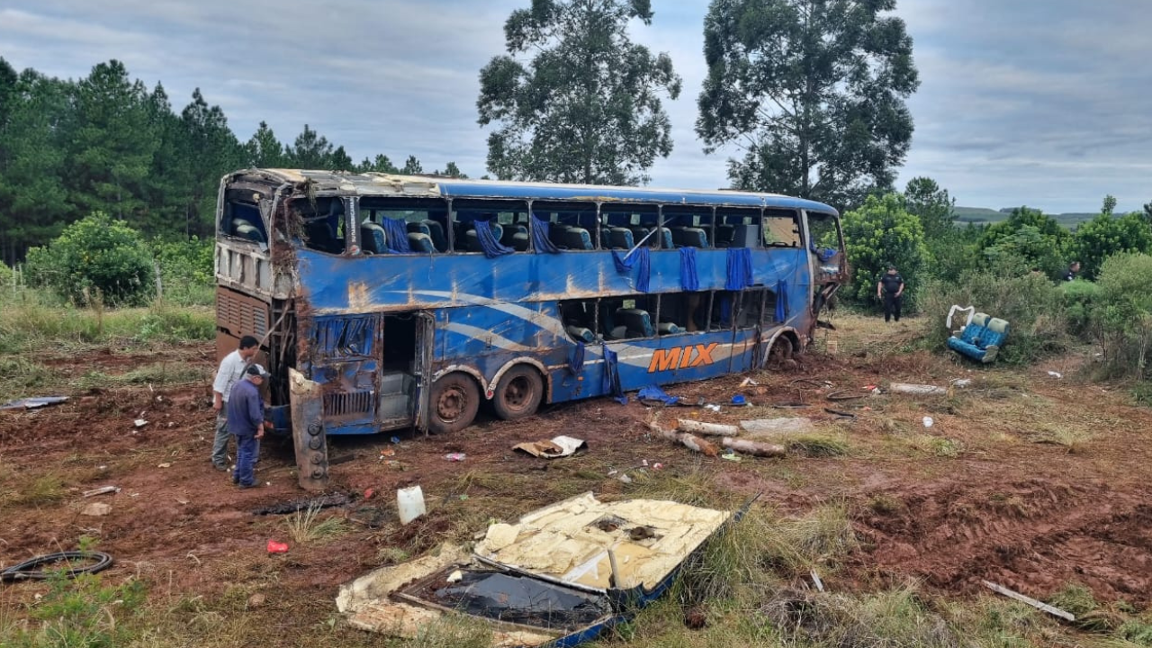 Un colectivo de la empresa «Forestal San Francisco» volcó este mediodía en el kilómetro 801 de la Ruta Nacional 14. El siniestro dejó siete víctimas fatales y una decena de heridos de gravedad.