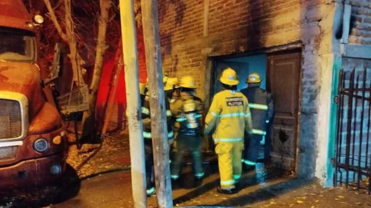 Este viernes, Bomberos Voluntarios acudieron al barrio 54 Viviendas, donde luego de horas de trabajo lograron extinguir el fuego. No hubo personas lesionadas.