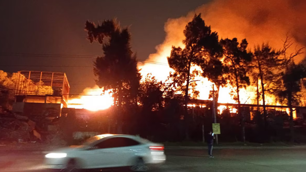 El siniestro ocurrió durante la madrugada del miércoles y afectó al local, un vehículo y la estructura de una aparente vivienda. No se registraron heridos.