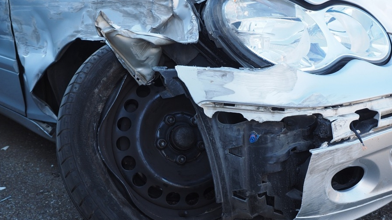 La Cámara Civil y Comercial de Trenque Lauquén admitió el reclamo de una mujer contra una concesionaria y una aseguradora por una camioneta que nunca recibió. El vehículo fue chocado y destruído cuando iba camino a ser entregado a la adquirente.