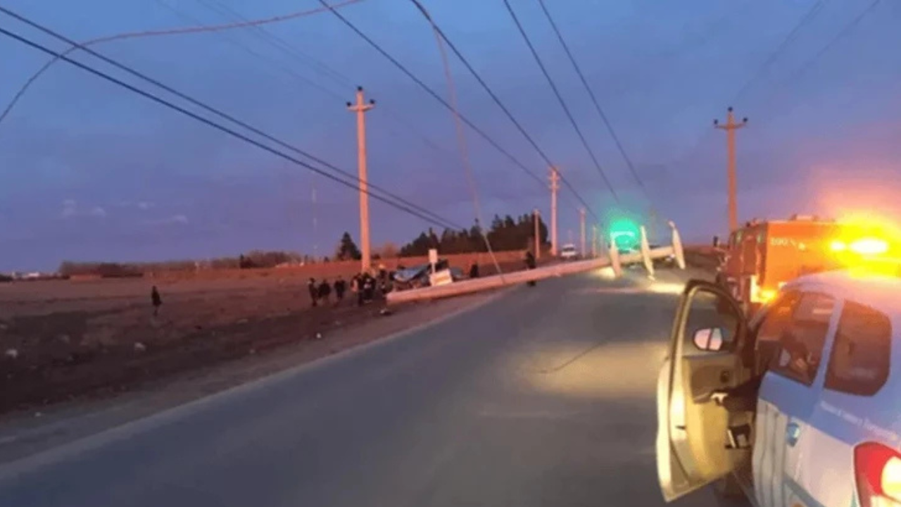 El joven de 16 años se encontraba manejando una Toyota Hilux cuando perdió el control de la camioneta.