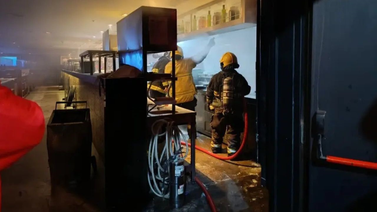 Un incendio afectó al restaurante Rock & Feller’s en Pilar. Bomberos controlaron las llamas y no hubo heridos, aunque los daños fueron importantes.