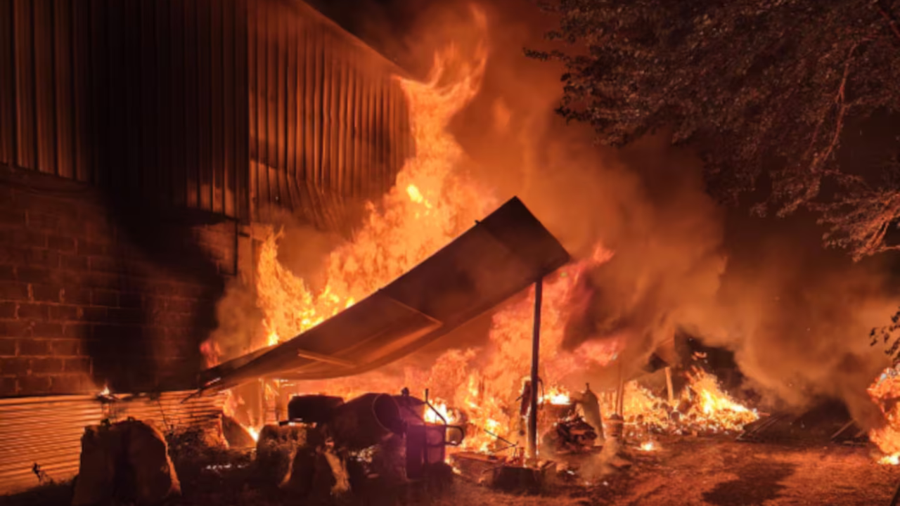 Ocurrió en Villa Corina el lunes por la noche. Cuatro dotaciones de Bomberos trabajaron para controlar el fuego. No hubo heridos, pero las pérdidas materiales fueron totales.