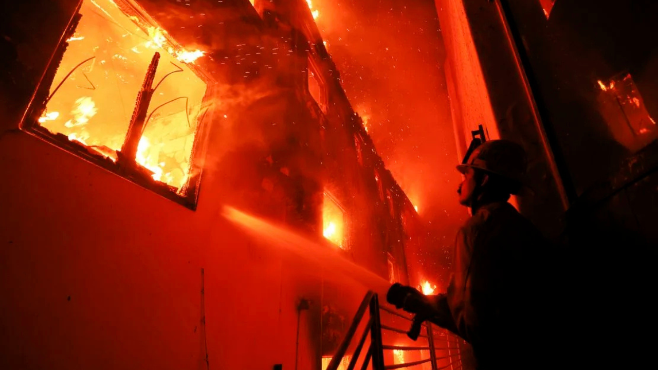Una mujer es acusada de provocar un incendio en el hogar Los Ángeles, poniendo en riesgo la vida de los residentes. Bomberos lograron rescatar a tiempo a los ancianos y evitar una tragedia mayor.