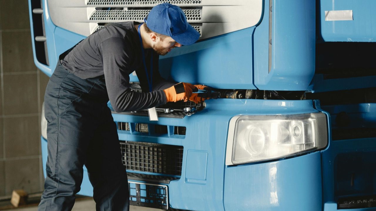 La Corte dejó sin efecto la condena impuesta a una ART por un accidente laboral sufrido por un camionero que fue electrocutado al intentar reparar una compuerta de su semirremolque bajo un tendido eléctrico antirreglamentario.