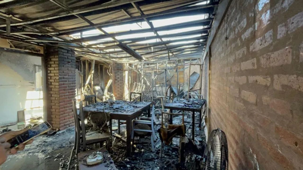 El fuego se desató durante la mañana del sábado en Colonia Zapata tras un trabajo de soldadura. El incendio provocó un importante despliegue de emergencia y dejó pérdidas materiales, aunque no hubo heridos.