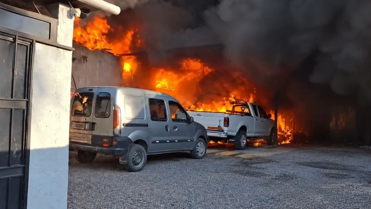 El siniestro se registró durante la mañana de este viernes en Alberti al 200, esquina Guiñazú. Bomberos trabajó en dos frentes y logró controlar las llamas. No hubo heridos.