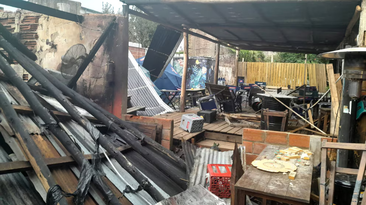 El violento hecho, provocado por acumulación de gases, se produjo anoche en El patio Resto Bar de la ciudad de Villaguay. Se oyeron varias detonaciones e investigan el origen del hecho. Cómo están los lesionados.