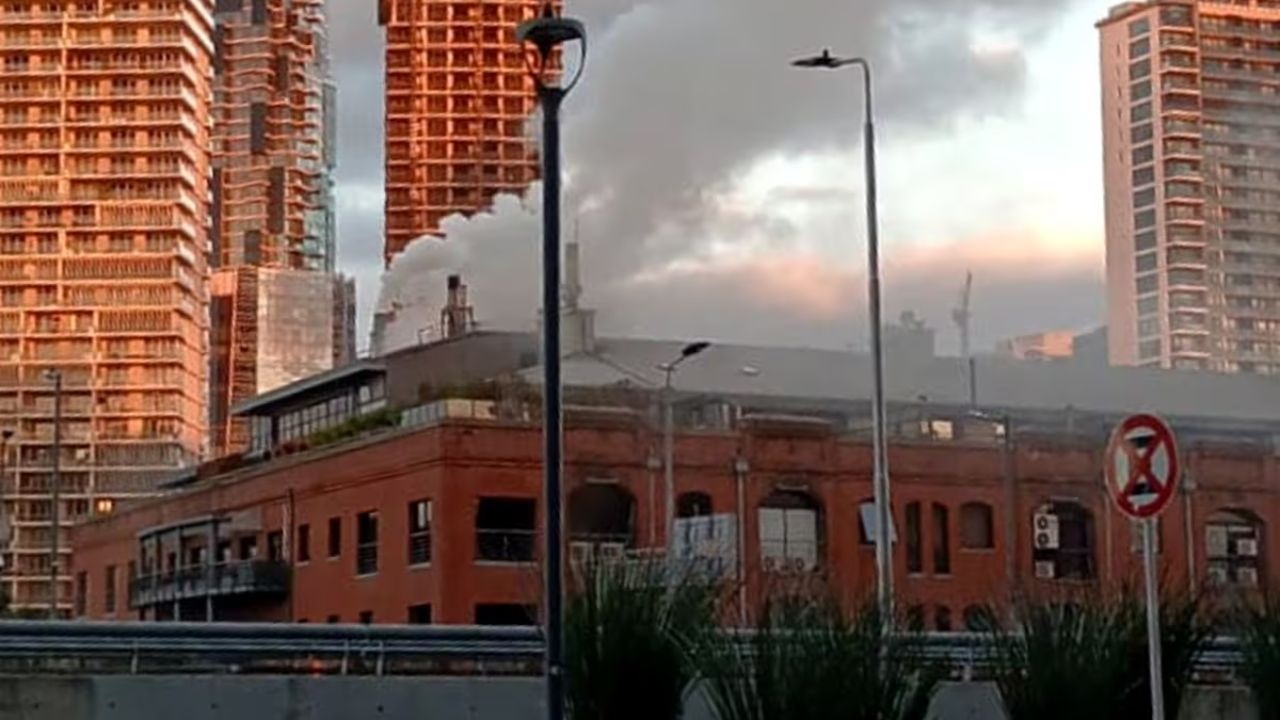 El fuego se inició en el sector de la parrilla cerca de las 18; ante la presencia de las llamas, el restaurante se autoevacuó mientras Bomberos trabajaban en el lugar.