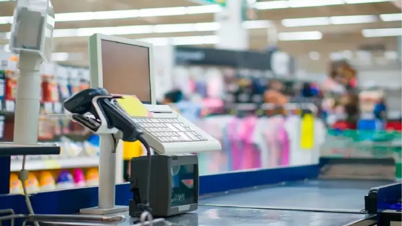 Los dueños de la cadena de supermercados que operaba bajo la marca Walmart en Argentina fueron condenados a pagar una indemnización de 4,6 millones de pesos a los padres de un niño de 3 años que sufrió la fractura de una clavícula por la caída de un mueble de publicidad que se encontraba dentro del establecimiento.