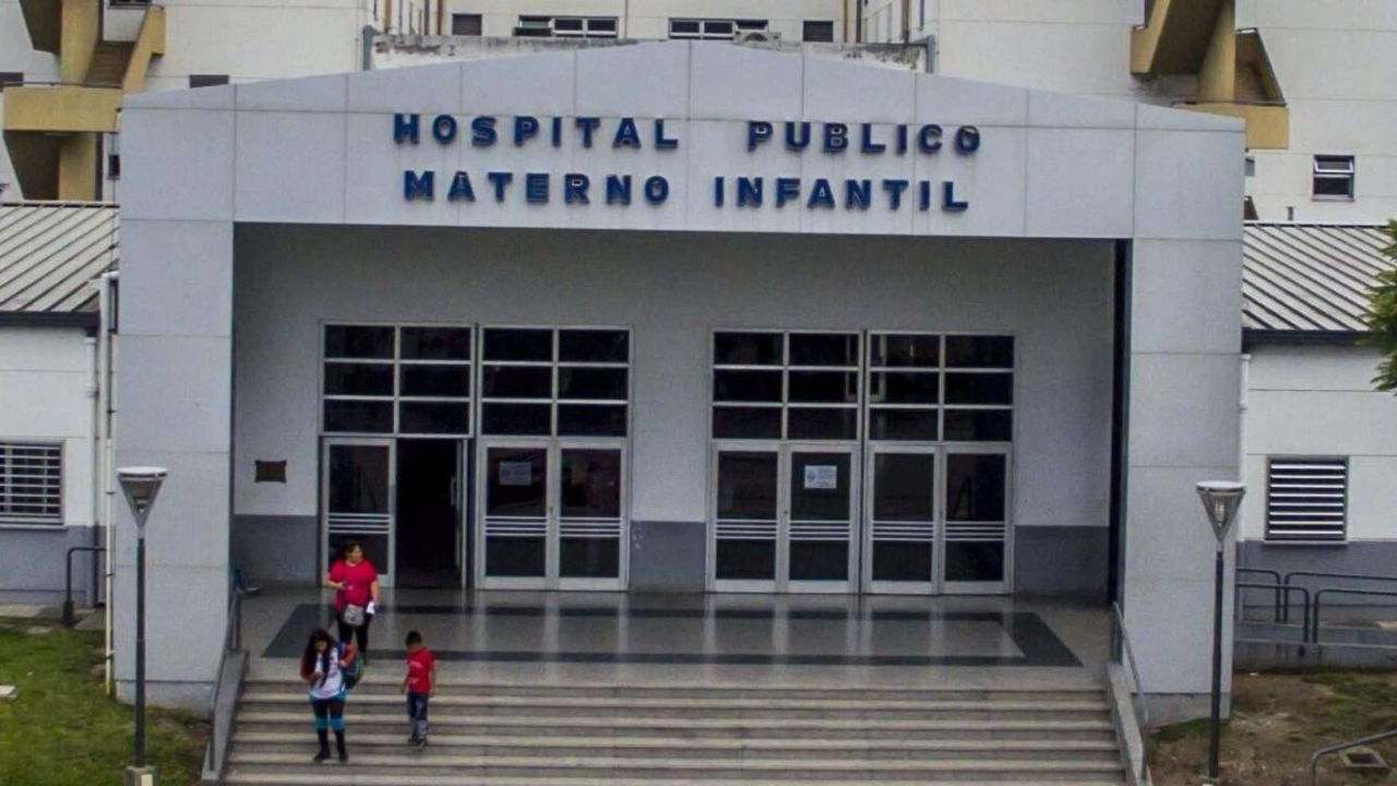 Ocurrió en el Hospital Público Materno Infantil. Ambos niños tenían el mismo apellido. Los encargados de la morgue fueron echados.