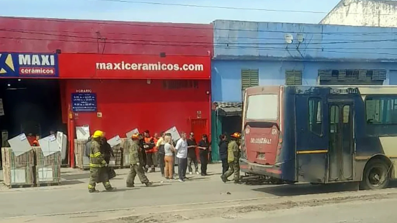 Una teniente primero de la Policía Bonaerense perdió la vida en un absurdo y evitable accidente vial. Viajaba en moto junto a su pareja cuando por la imprudencia de un conductor, fue arrollada por un colectivo de la línea 504. El lamentable episodio quedó registrado en video.