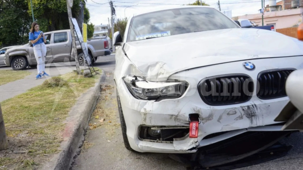 Ocurrió en Pedernera y Avenida Perón. El ocupante del vehículo de alta gama no resultó herido. En cambio, el conductor de la Amarok sufrió lesiones leves y fue atendido en el lugar por personal de emergencias.